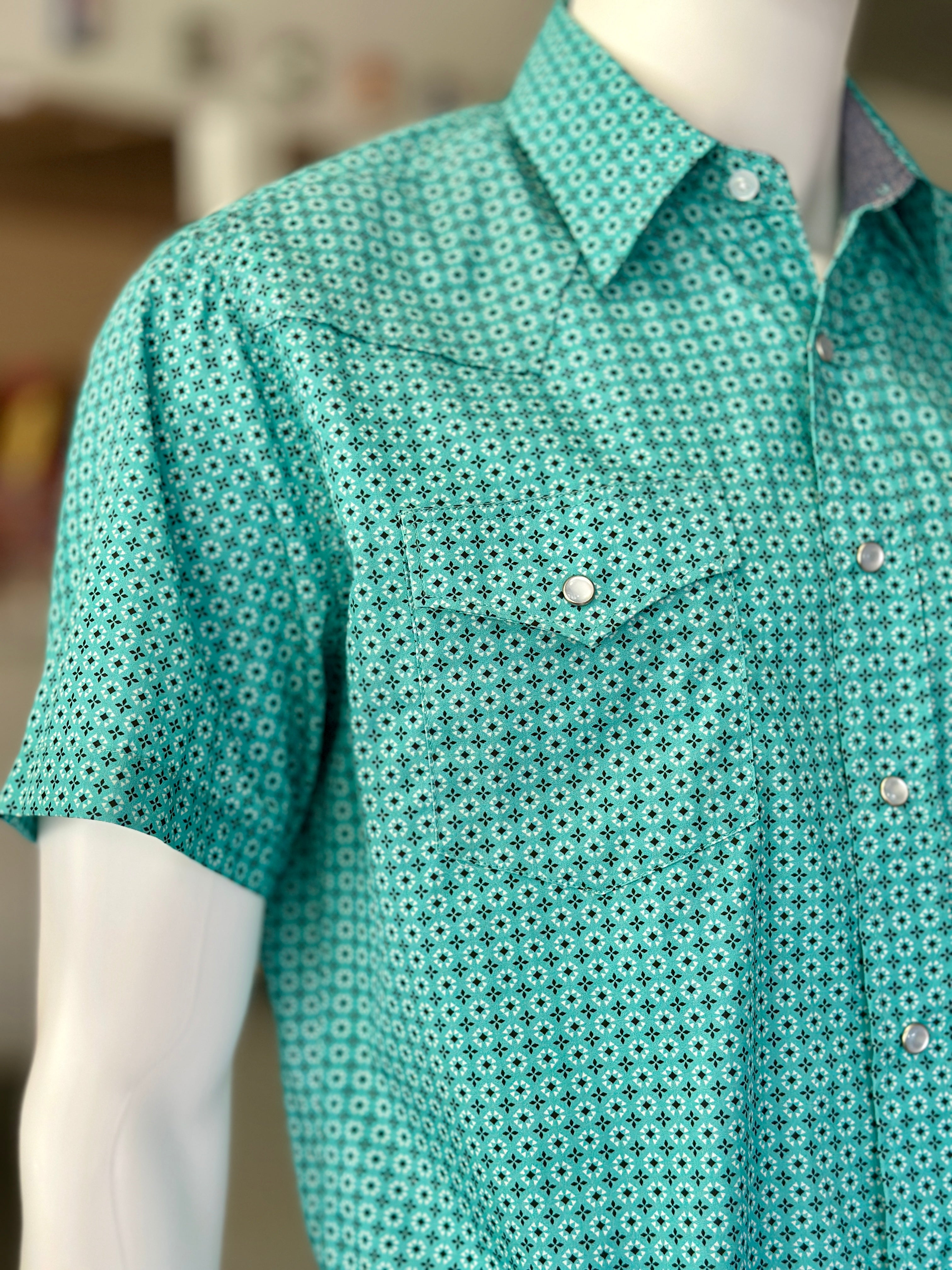 Green short sleeve pearl snap print shirt
